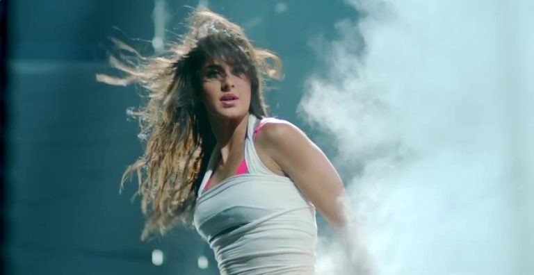 Katrina Kaif Sexy Dance Moves in Song KAMLI in DHOOM 3