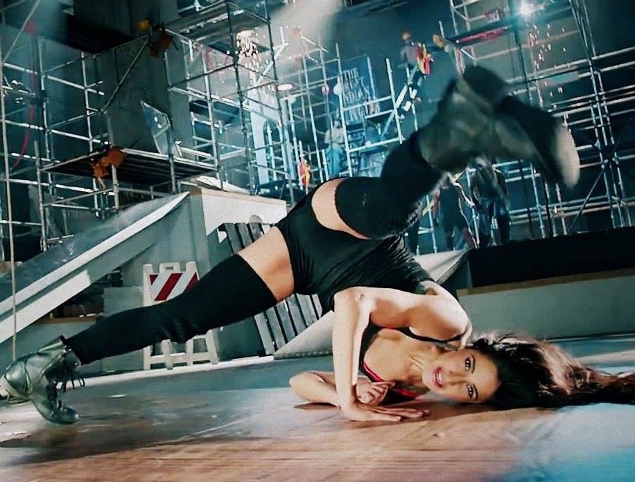 Katrina Kaif Superhot Dance Song KAMLI in DHOOM 3 Movie Stills_Caps_VP (11)