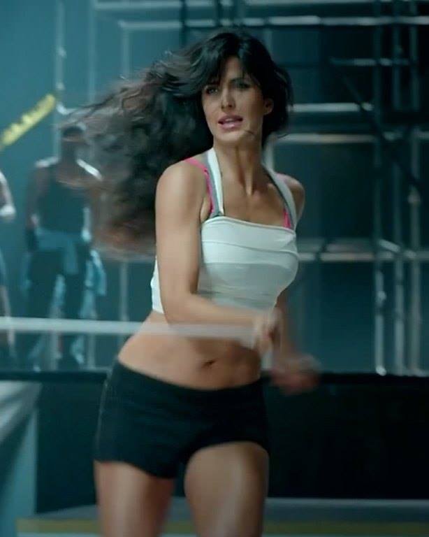 Katrina Kaif Superhot Dance Song KAMLI in DHOOM 3 Movie Stills_Caps_VP (21)