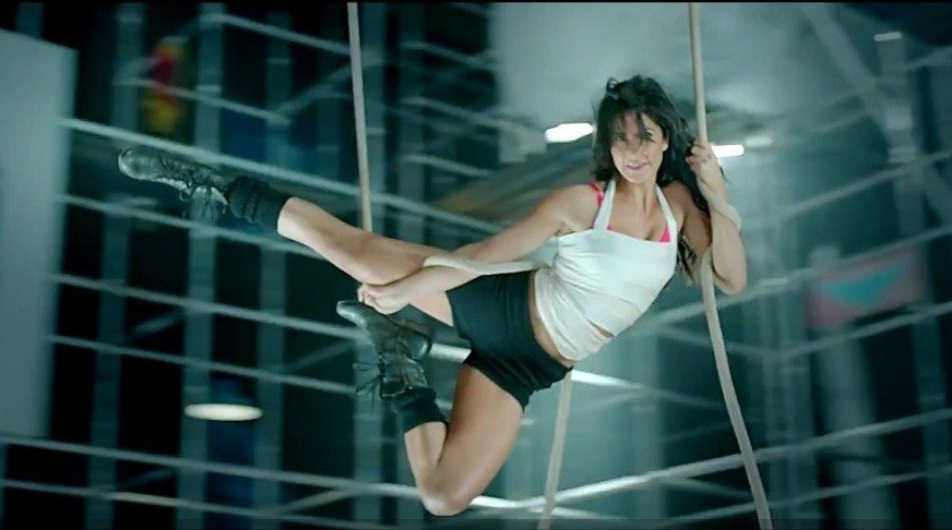 Katrina Kaif Superhot Dance Song KAMLI in DHOOM 3 Movie Stills_Caps_VP (32)