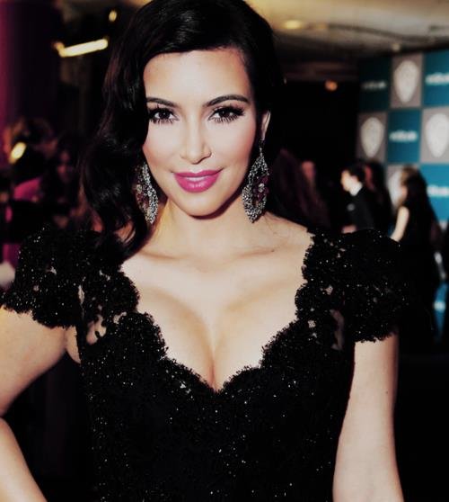 Kim-Kardashian-black-dress