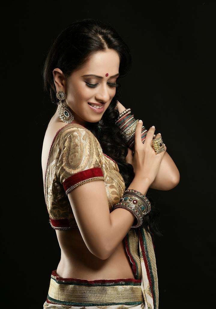 monali-sehgal-shying-in-white-saree--golden-blousejewellerybangles
