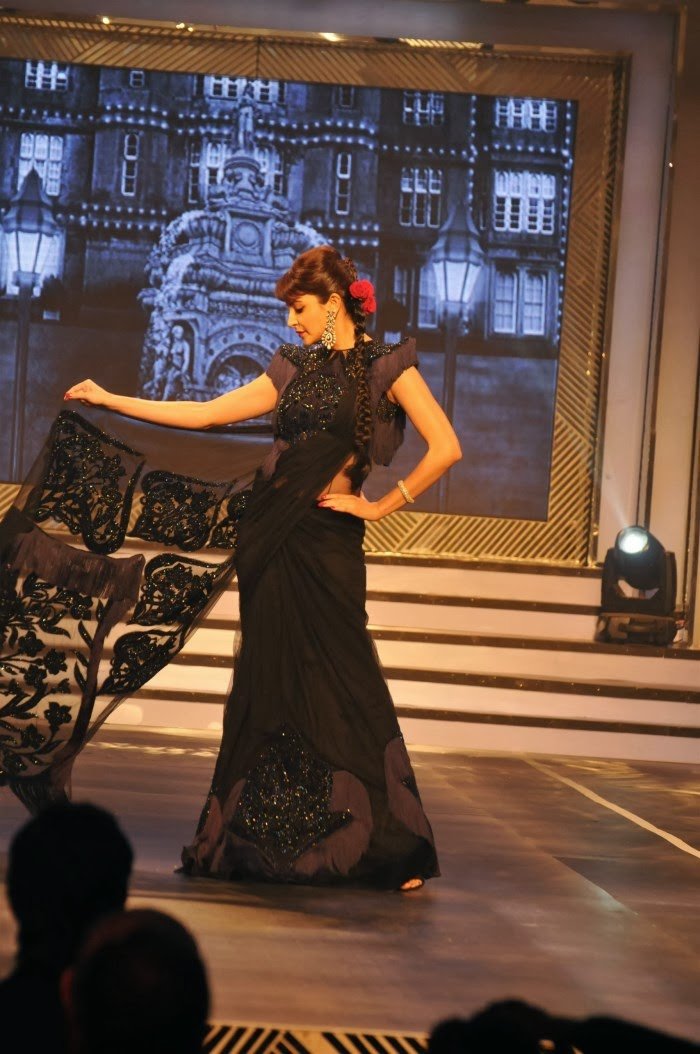 Anushka Sharma @ Yash Chopra's Birthday Tribute Fashion Show Stills