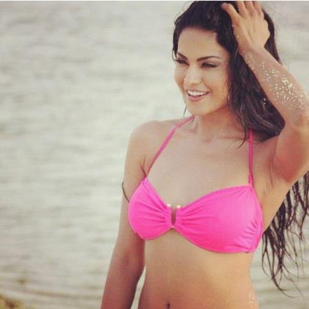 Veena Malik in Bikini, Veena Malik in pink bikini