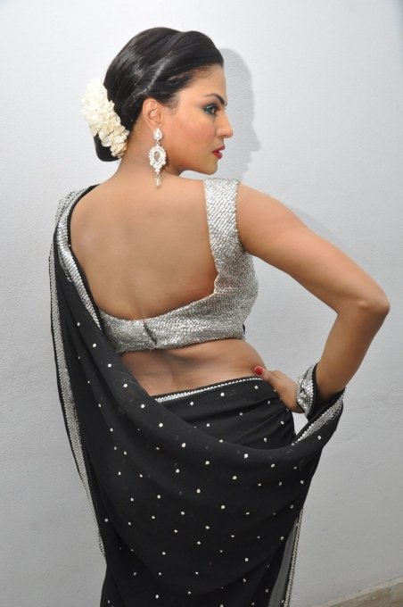 veena-malik_Backless, veena-malik in backless blouse, veena-malik in black saree, veena-malik hot photos in saree, veena-malik hot back photos, veena-malik sexy photos in saree