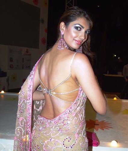 yukta-mookhey-backless_VP, yukta-mookhey in backless blouse, yukta-mookhey in saree, yukta-mookhey hot photos, yukta-mookhey masala pics