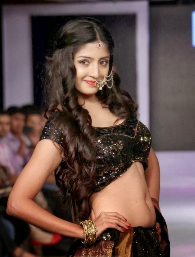 Beautiful Poonam Kaur Ramp Walk at Hyderabad International Fashion Week_VP (6)