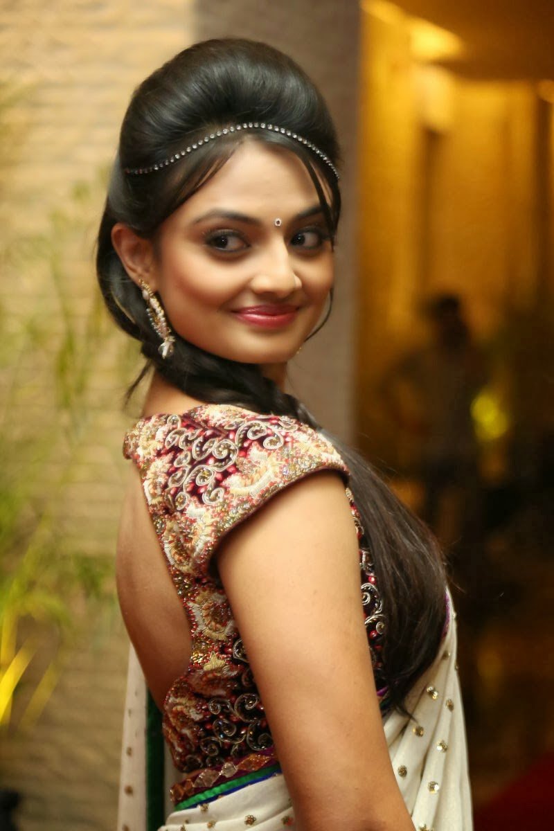 Nikitha Narayan Stunning Back & Navel Show in Sexy White Half Saree_VP (2)