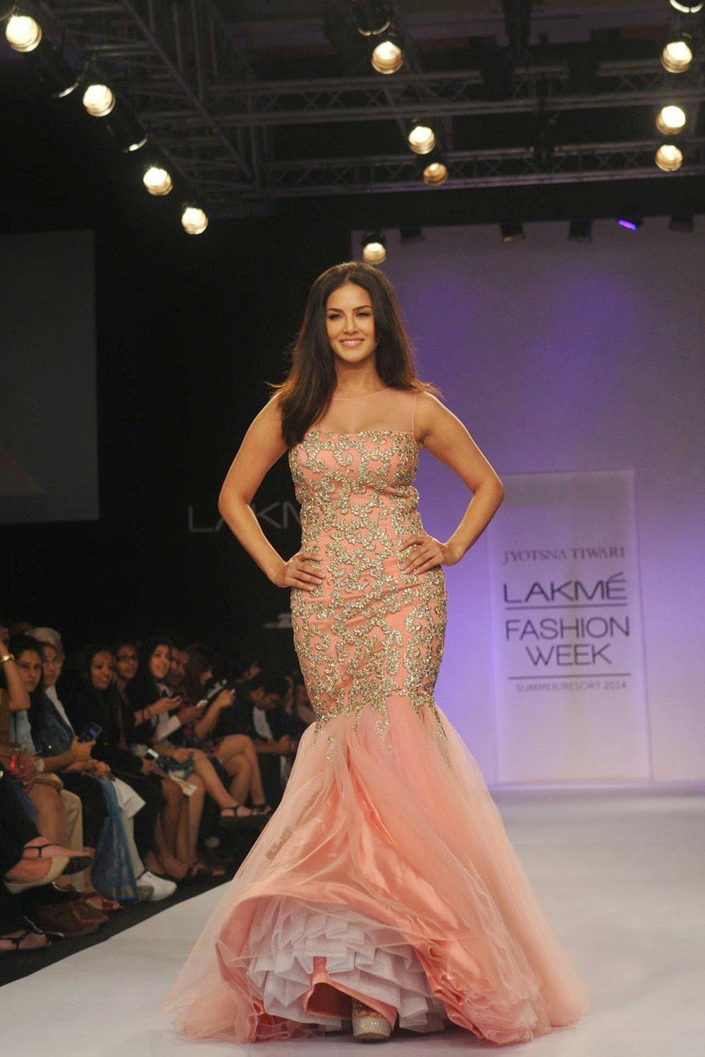 Sunny Leone Ramp Walk Stills at Lakme Fashion Week 2014 in A Sexy Gown_VP (1)