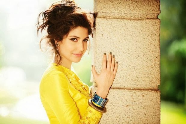 Anushka Sharma Hot & Spicy Pics in Sexy Yellow Dress From Filmfare January 2014_VP