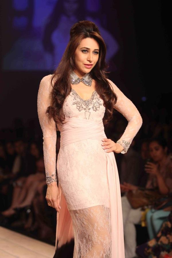 Karishma Kapoor Stunning Ramp Walk in Sexy Outfit_Rocking_VP (10)