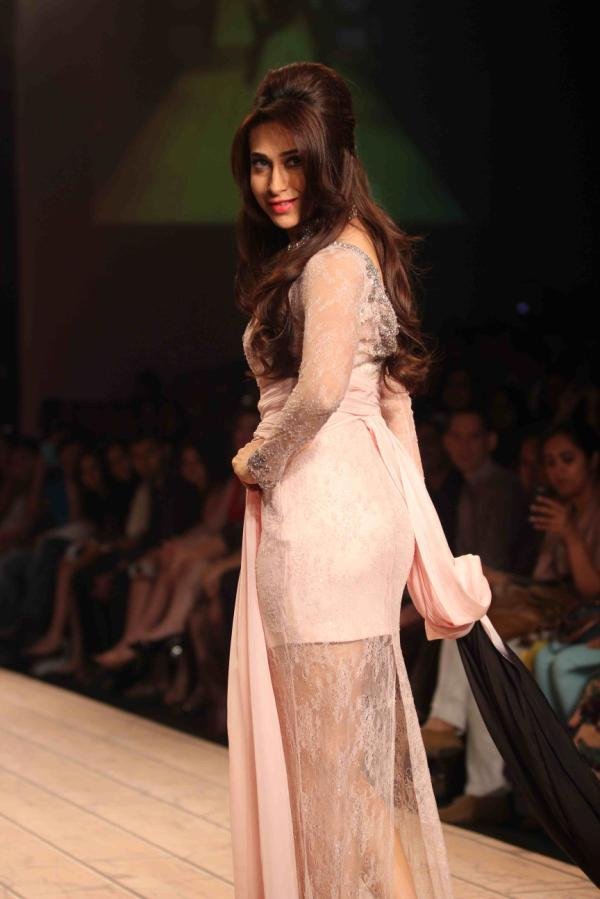 Karishma Kapoor Stunning Ramp Walk in Sexy Outfit_Rocking_VP (8)