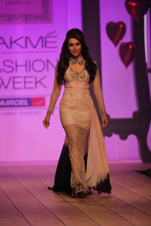Karishma Kapoor Stunning Ramp Walk in Sexy Outfit_Rocking_VP (6)