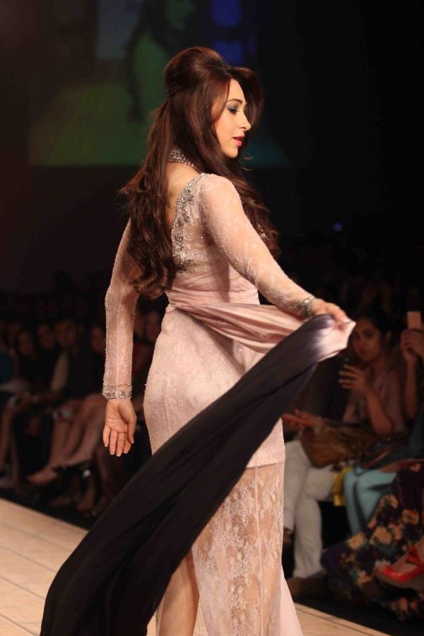 Karishma Kapoor Stunning Ramp Walk in Sexy Outfit_Rocking_VP (9)