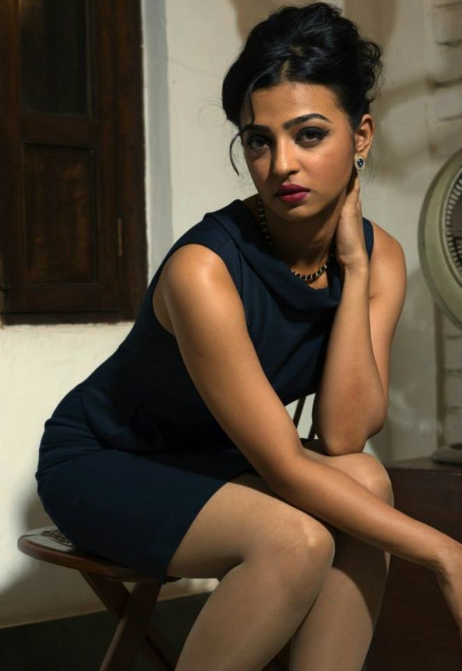 Radhika Apte's  Sexy Legs in Beautiful Dress_VP (5)