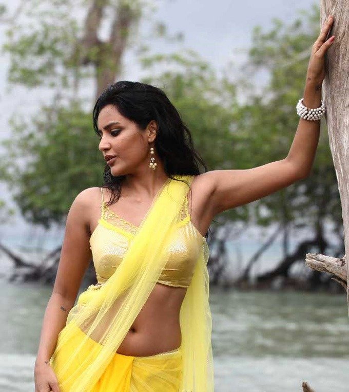 priya anand navel show in yellow saree