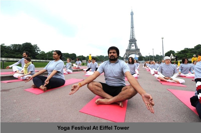 Yoga Festival At Eiffel Tower3