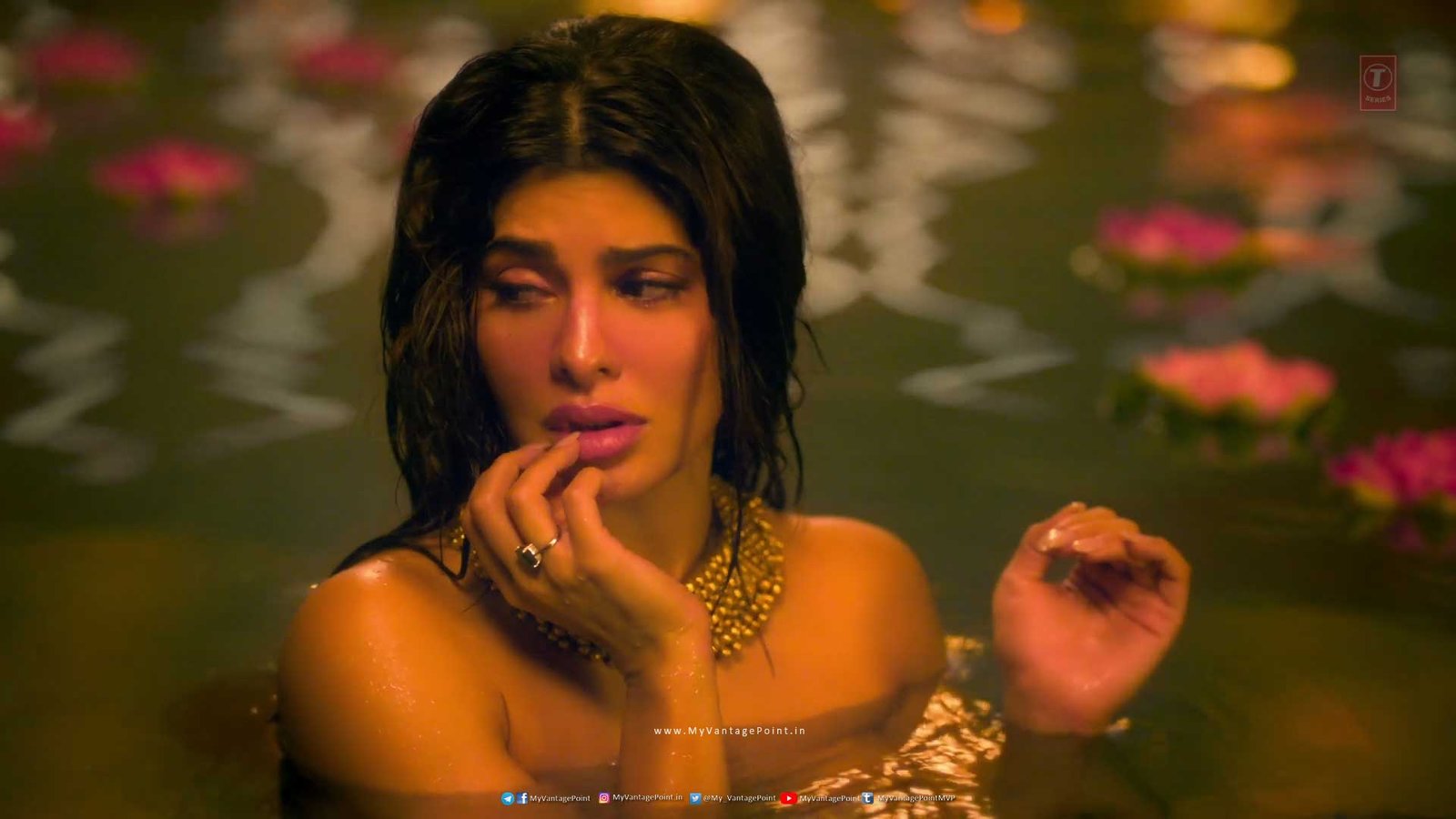 Jacqueline Fernandez Holi Song Mere Angne Mein