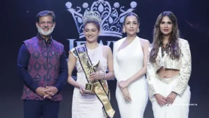 actress-malaika-arora-presents-narifirst-jewel-of-india-crown-to-eesha-agrawal-as-empress-in-historic-beauty-pageant