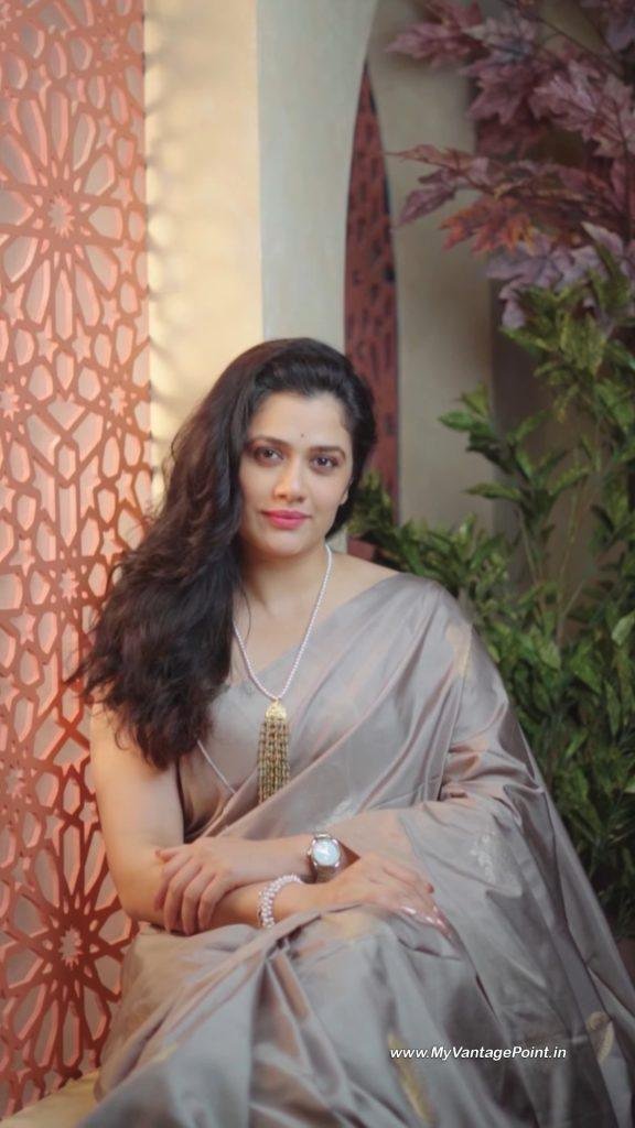 actress-girija-oak-godbole-in-silk-saree-for-jewellery-ad-film
