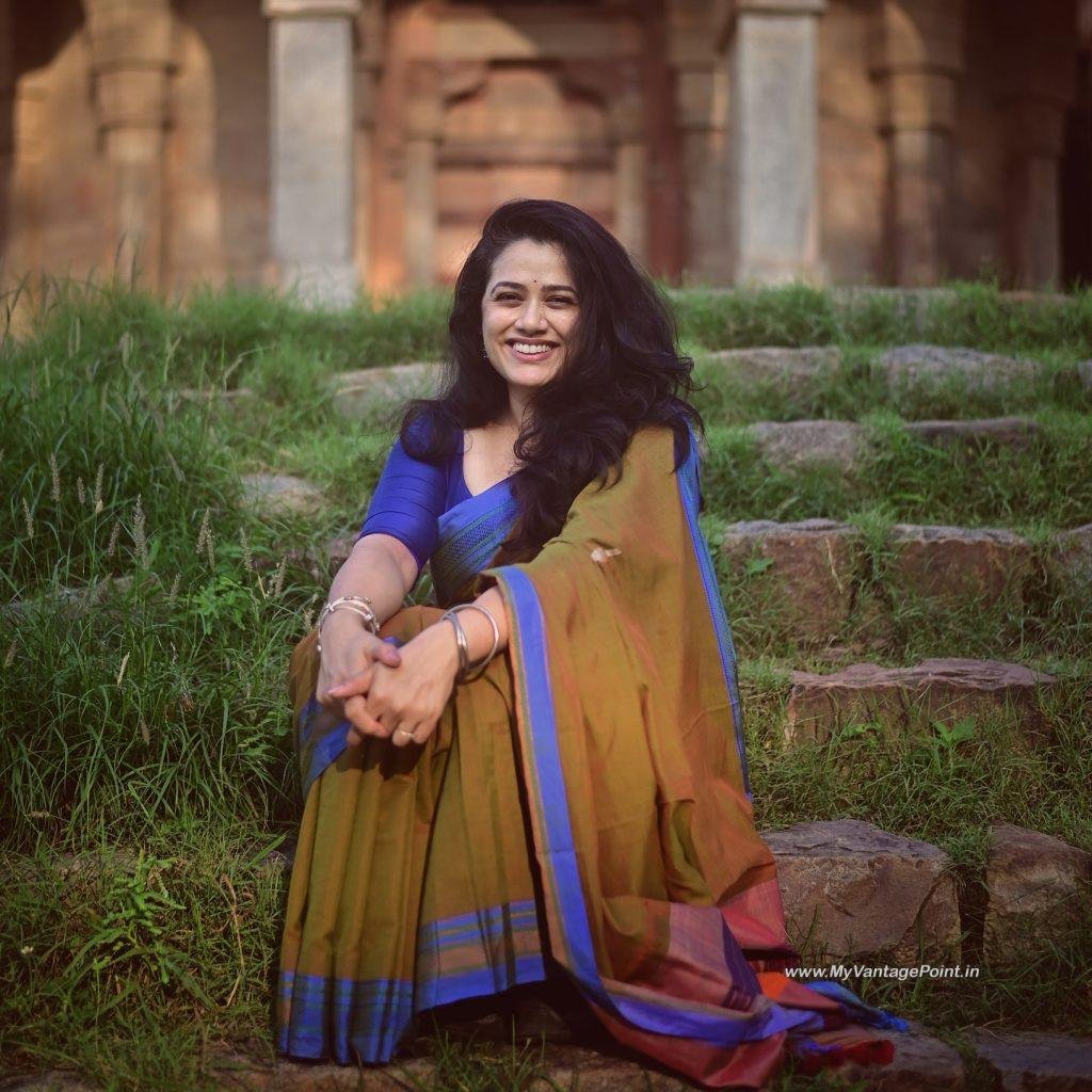 girija-oak-godbole-in-blue-blouse-and-saree