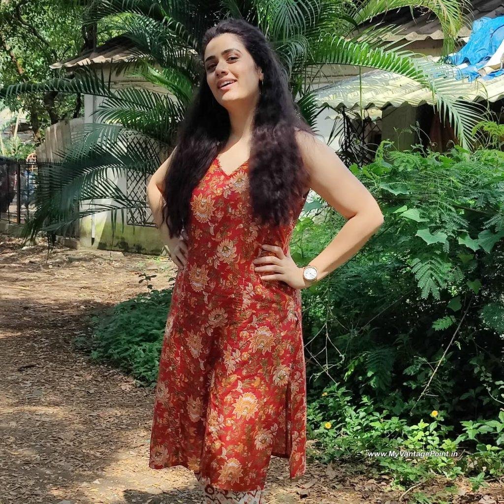 girija-oak-godbole-hot-photos-hd-mobile-wallpaper-in-western-outfits