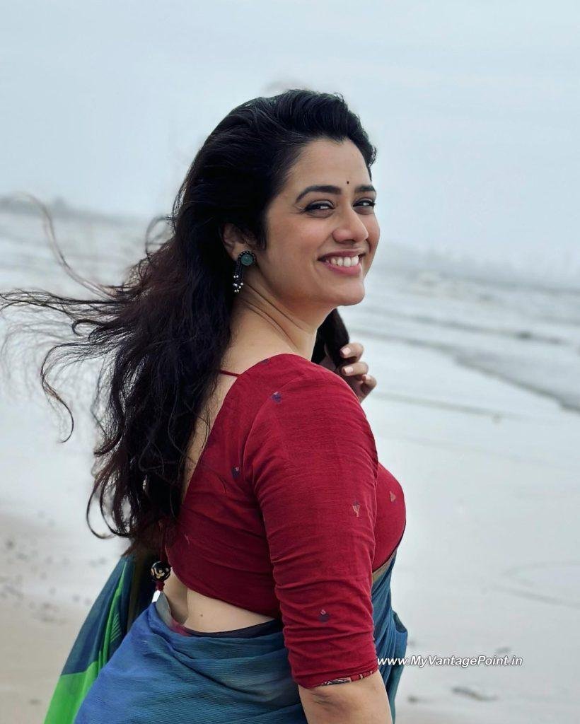 beautiful-girija-oak-at-the-beach-in-green-saree-and-red-blouse