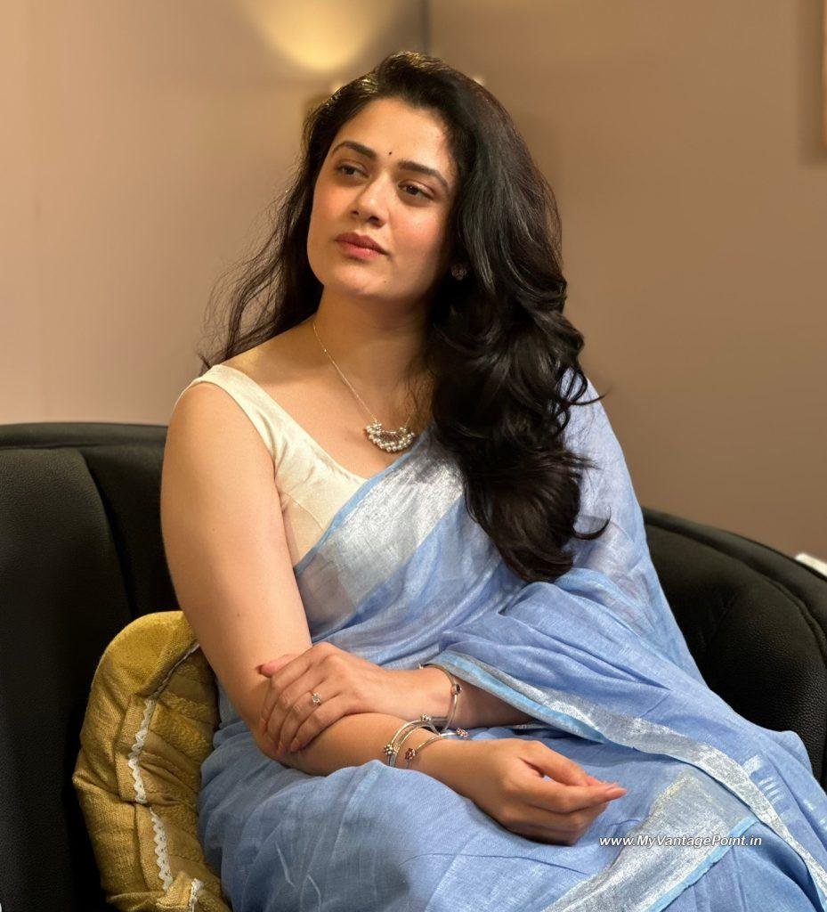 Actress-Girija-Oak-Godbole-Photos-in-Blue-Saree-and-White-Blouse-in-Lallantop-Interview