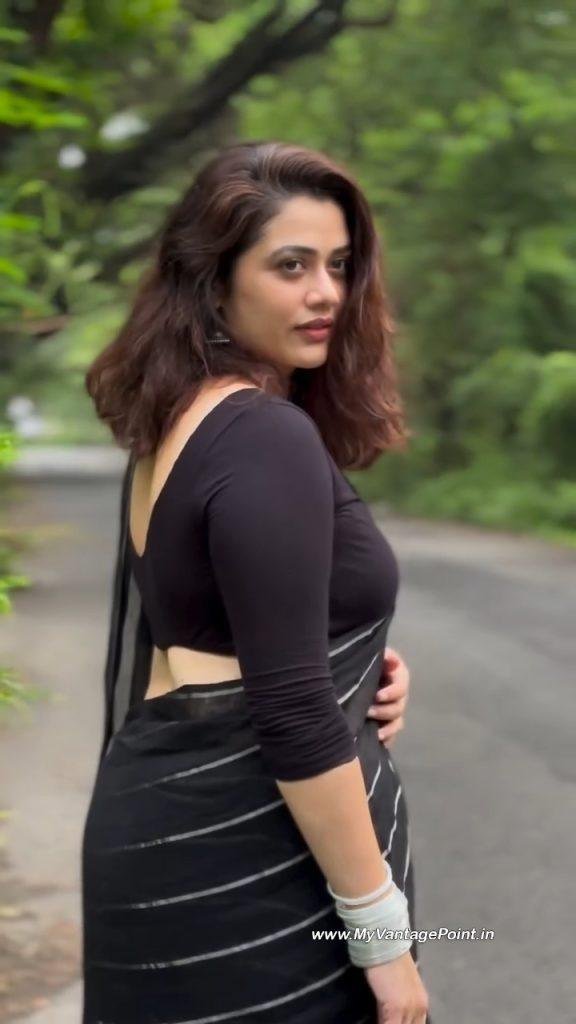 girija-oak-godbole-hot-back-in-black-saree-myvantagepoint